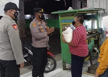 Sasar Warga Isoman di Tembilahan, Polres Inhil bersama Mahasiswa Bagikan Sembako