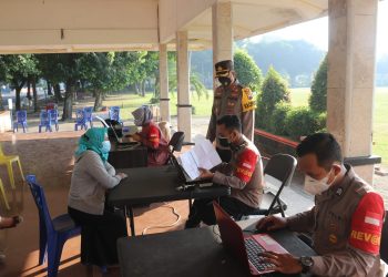 Dukung Percepatan Vaksinasi Nasional, Kapolres Ngawi Tinjau Gerai Vaksin Presisi Polres Ngawi di Tribun Alun-alun Kabupaten Ngawi