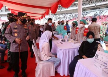 Gelar Vaksinasi Massal Bersama TNI di Jaksel, Kapolri Target 4.500 Orang