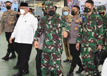 Panglima TNI tinjau vaksinasi COVID-19 di kampus dan pesantren Jakarta