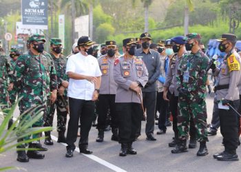 Kapolri sosialisasikan vaksinasi saat tinjau PPKM darurat di DIY