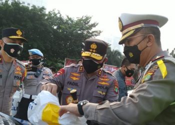 Kapolda Metro Berikan Bantuan Pangan ‘Door to Door’ untuk Warga Kurang Mampu yang Terdampak Covid-19