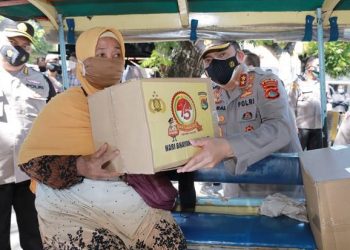 Saling Berbagi di HUT Bhayangkara, Kapolda NTB Turun ke Jalan Bagi-bagi Sembako dan Masker