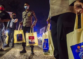 TNI-Polri Sebar Ratusan Paket Sembako untuk Warga Bandung