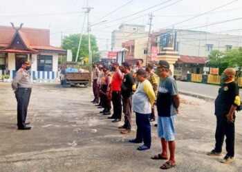 Ciptakan Lingkungan Bersih dan Sehat, Polsek Bukit Batu Giat Gotong Royong