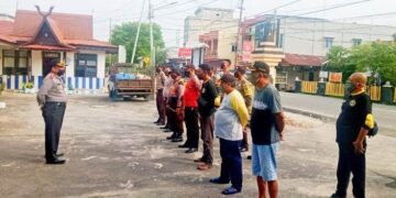 Ciptakan Lingkungan Bersih dan Sehat, Polsek Bukit Batu Giat Gotong Royong