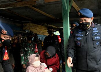 Di HUT Brimob Ke-76 Gelar Vaksinasi Door to Door Desa Terpencil di Gunung Halimun