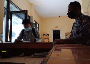 Terapkan Prokes Pelayanan SPKT Dalam Pendisiplinan Prokes, Anggota Polsek Lelea