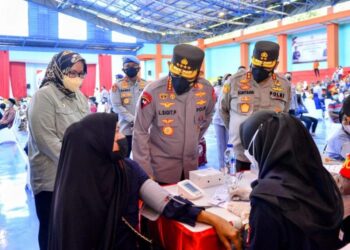 Tinjau Akselerasi Vaksinasi Serentak Indonesia, Kapolri : Laju Pengendalian Covid-19 saat Nataru Bisa Dijaga