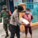 TNI dan Polri Bagikan Bansos Kepada Warga Kurang Mampu Ditengah Pandemi Covid-19