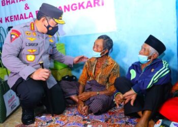 Tinjau Korban Erupsi Semeru, Kapolri Minta Jajarannya Beri Perhatian Khusus ke Lansia dan Ibu Hamil