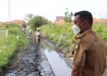 Pantau Titik Banjir, Camat Anjatan Ajak Warga Bangkitkan Gotong Royong