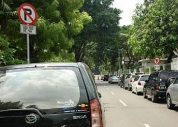 Wakil Walikota Surabaya Armuji menanggapi keluhan warga tentang maraknya parkir liar