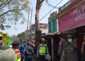 Respon Keluhan Warga, Polsek Majalaya Tebang Pohon Lapuk