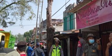 Respon Keluhan Warga, Polsek Majalaya Tebang Pohon Lapuk