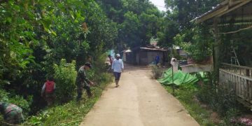 Satgas Pamtas Yonif Mekanis 643/Wns Bersama Warga Gotong Royong Bersihkan Kampung Perbatasan