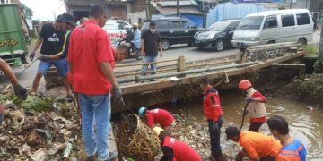Sumbat Aliran Sungai Tim Baguna Dengan Relawan dan Anggota DPRD Dapil 1 Respon Cepat Keluhan Warga
