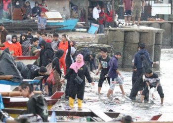 Keren! Pandawara Bersihkan Pantai Terkotor Nomor 1 di Indonesia
