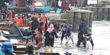 Keren! Pandawara Bersihkan Pantai Terkotor Nomor 1 di Indonesia